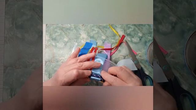 Декор пластиковой баночки атласными лентами. Поделка своими руками. смотреть онлайн