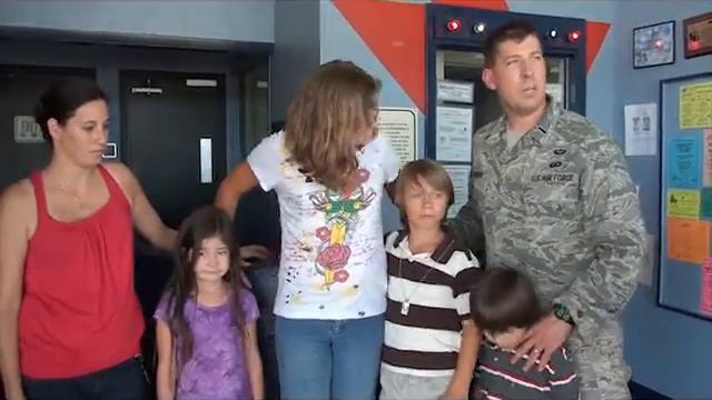 Soldier homecoming suprises family--Emerson Family Homecoming смотреть онлайн