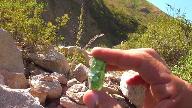 Зеленые камушки Я нашел возле дороги смотреть онлайн