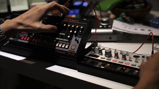 ROLAND TR 08+VOLCA BASS смотреть онлайн