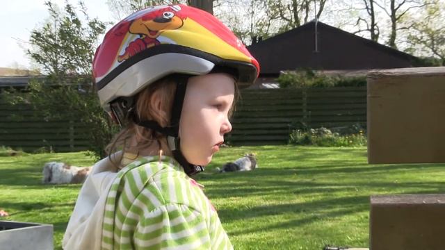 Assembling a new bike with daddy / собираем с папой велосипед смотреть онлайн