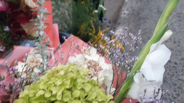 Торговля 1-го сентября. Цветов не хватило, собираю остатки. Из чего делаю букеты. смотреть онлайн