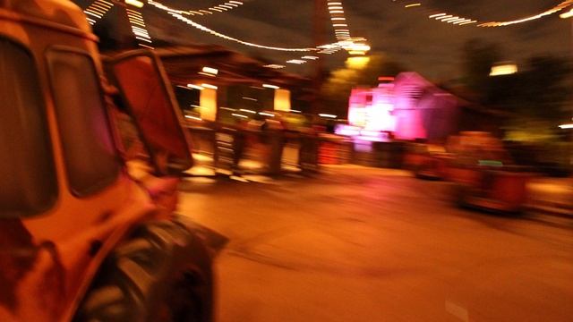 [4K] Mater's Junkyard Jamboree : 2014 POV - Disney California Adventure Park смотреть онлайн