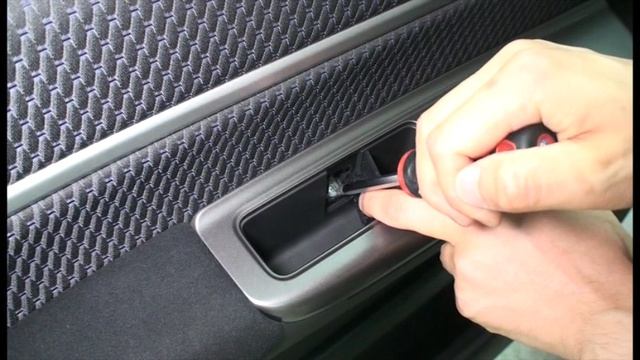 20. Снятие обшивки передней двери Honda Stepwgn RP