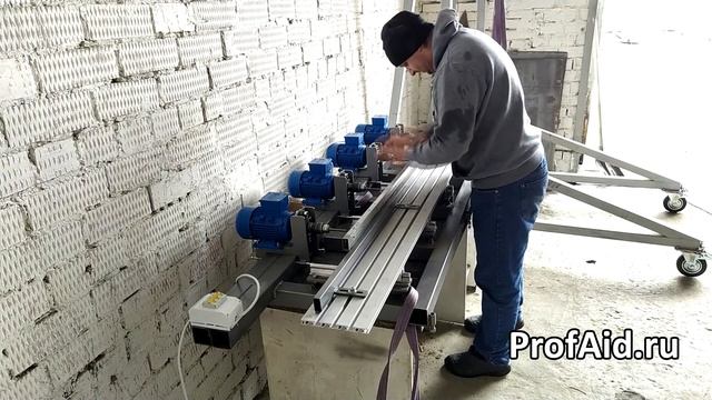 Ручной, горизонтальный сверлильный станок м четырьмя сверлильными головами. смотреть онлайн