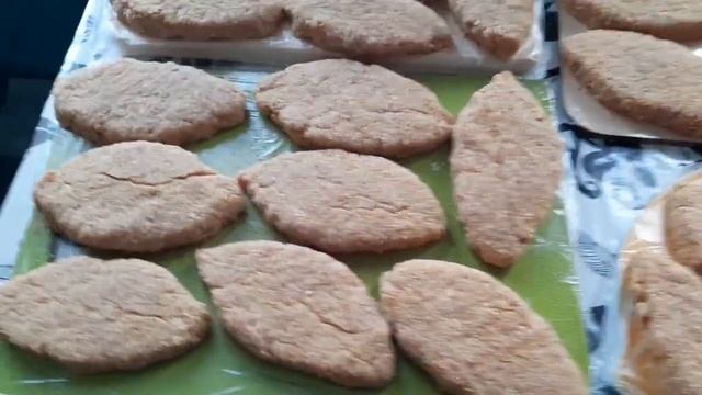 Котлет много не бывает смотреть онлайн