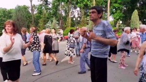 ДОЖДИК, ДОЖДИК ЛЕЙ! ТАНЦЫ В ПАРКЕ ГОРЬКОГО ХАРЬКОВ.mp4