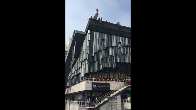 ЖУТЬ! В Крыму люди прыгают с крыши! ОЧЕНЬ СТРАШНОЕ ВИДЕО!