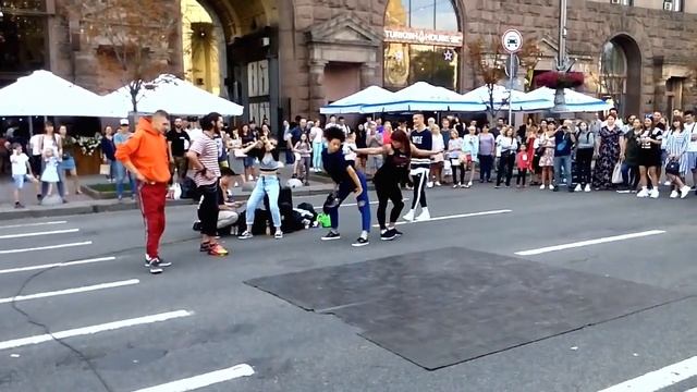 Kyiv. Street dance. Ooh,La,La. From Julia, Lizzy & Maria. Girls, you are the best. смотреть онлайн
