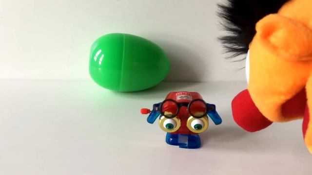 Ernie and 2 Surprise Eggs смотреть онлайн