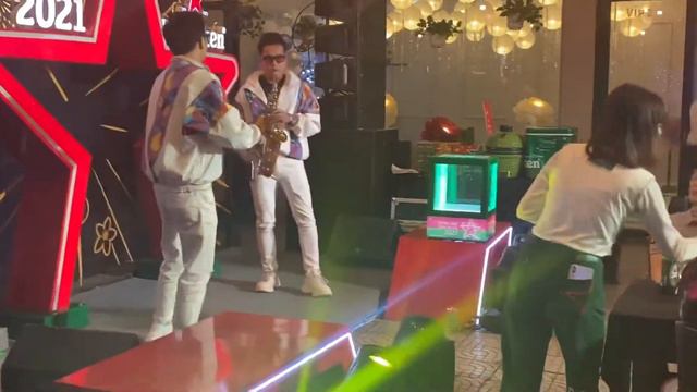 Saxophone & Violon and DJ смотреть онлайн