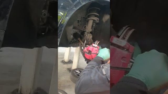 Ford Kuga 2.5 PHEV 2021. Front Brake Pad removal смотреть онлайн