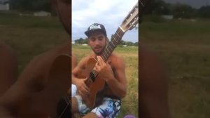 Цыган на гитаре поет