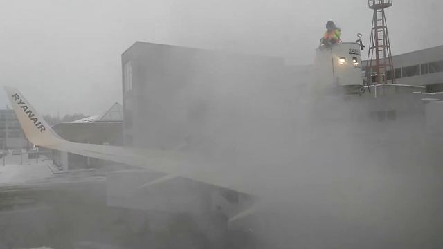 Подготовка самолета к рейсу #аэропорт Вильнюс смотреть онлайн