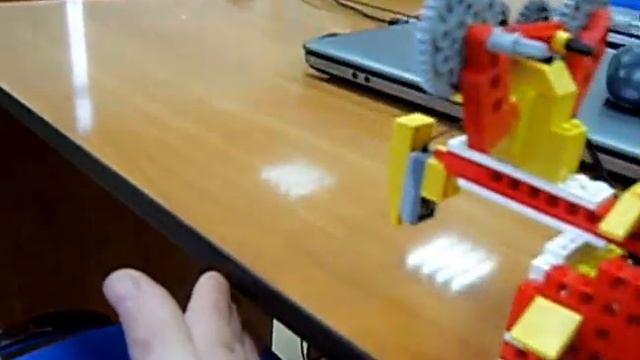 Робот Мышь обнаруживает край стола смотреть онлайн