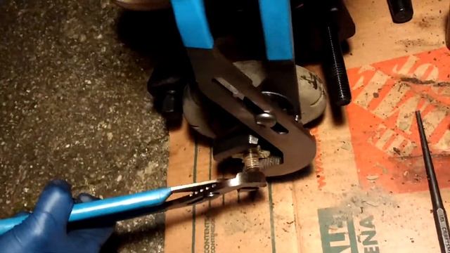 Volvo S70 (P80) Strut Star Nut Removal (Channellock 460) смотреть онлайн