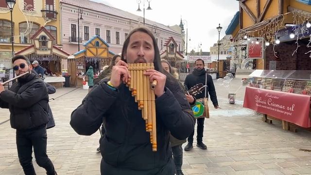 Люди зупинялись, коли чули таке виконання відомої української колядки смотреть онлайн