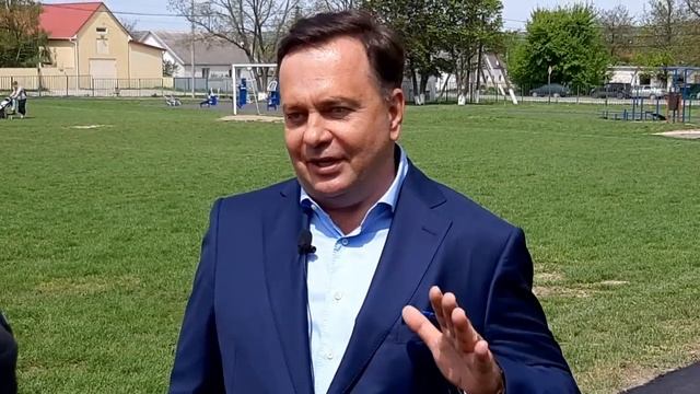 Под Анапой директор отеля "Довиль" Игорь Огурцов сделал дорогие подарки станице Гостагаевская смотреть онлайн