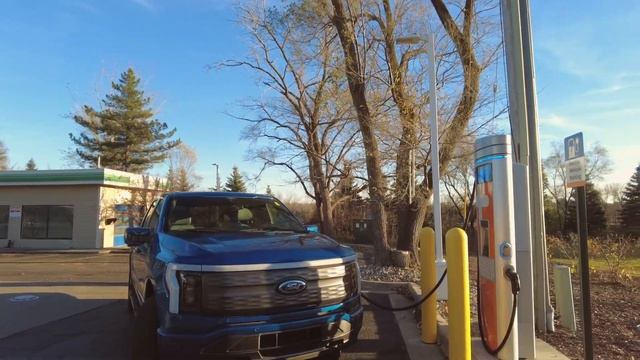 Ford f150 lightning vs GAS f-150 | Driving Both for 24 HOURS | should you go electric? смотреть онлайн