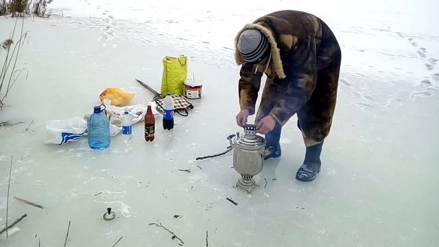 Самовар на зимней рыбалке начало. Самовар дымит почти закипает смотреть онлайн