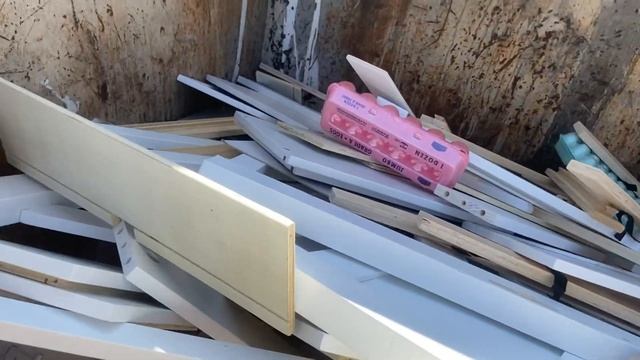 Dumpster Diving- I Found So Many Cool Items! Sometimes It’s The Little Things That Count! смотреть онлайн