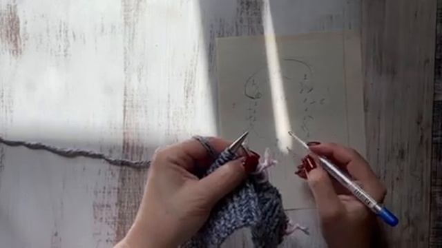 Простой и удобный кардиган регланом сверху, из толстой пряжи. ЧАСТЬ 1 смотреть онлайн
