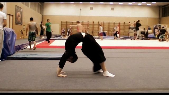 Растяжка мостик Как делать мостик Школа акробатики № 1 смотреть онлайн