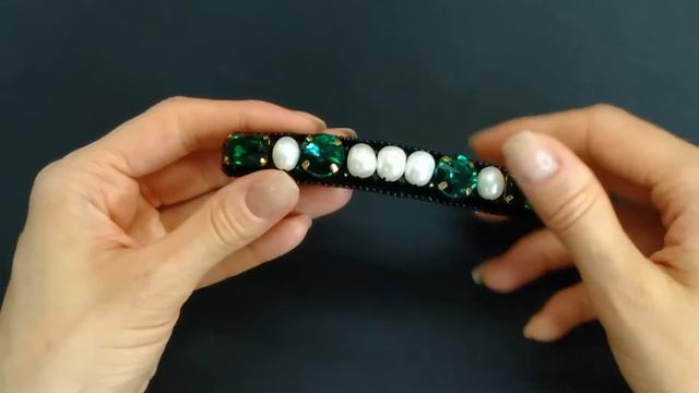 Заколка для волос с натуральным жемчугом и изумрудными кристаллами. Ссылка в описании.
