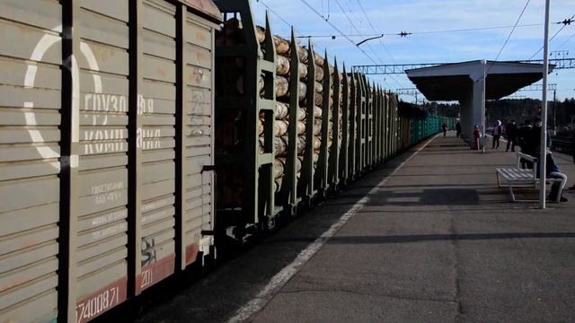 Электровоз 2ЭС4К-113 с грузовым поездом смотреть онлайн