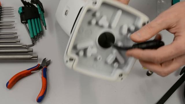 Монтаж и подключение IP камеры с разъемом снаружи корпуса на вентилируемом фасаде смотреть онлайн