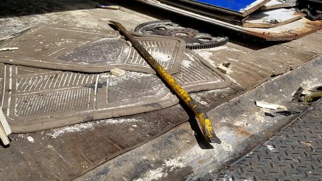 Типа - бесплатные поддоны:) с ещё не задубевшими до конца покрышками? смотреть онлайн