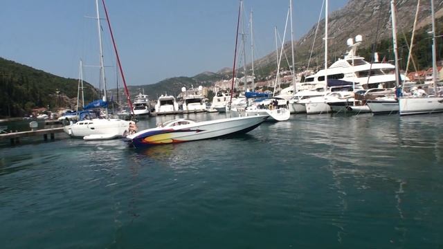 Яхтинг в Хорватии. Выход из марины американской моторной лодки. смотреть онлайн