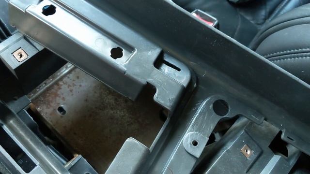 Hummer H2 2005 - Center Console Removal & Replacement смотреть онлайн