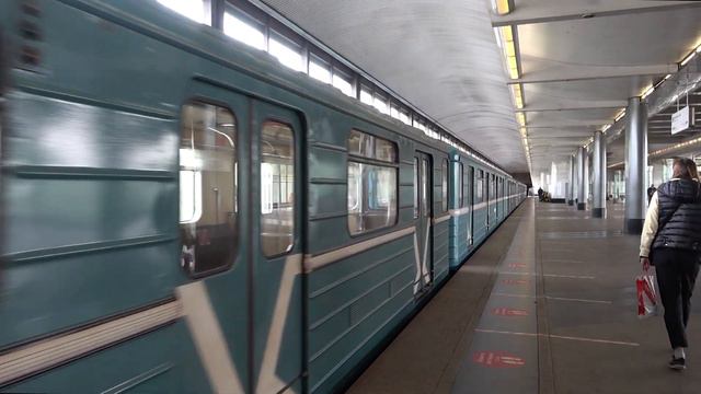Московский Метрополитен 81-717/714 серии 2676 и 2745 на станции Воробьёвы Горы смотреть онлайн