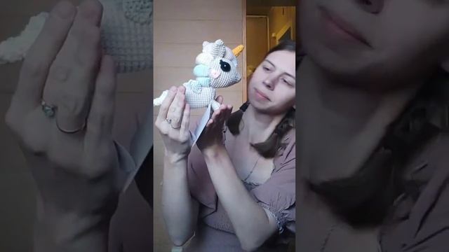Вязанный крючком единорог по описанию Эмили Фриман