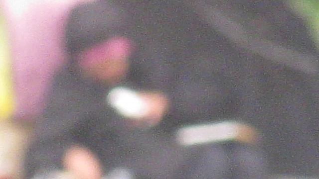 БАБУШКА БОМЖИХА С КИПОЙ МЕШКОВ И СУМОК СПИТ НА КРЕСЛЕ смотреть онлайн