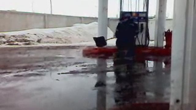 Весна пришла и на заправку... смотреть онлайн