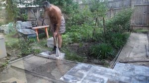 Отмостка из тротуарной плитки и дорожки своими руками.