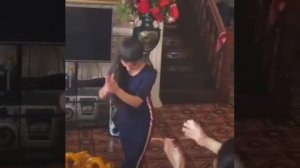 Красивая цыганочка танцует дома ??⚜️