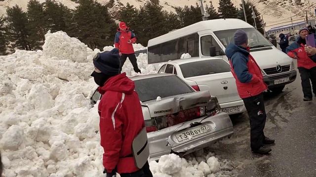В Приэльбрусье Азау сошла лавина на автостоянку смотреть онлайн