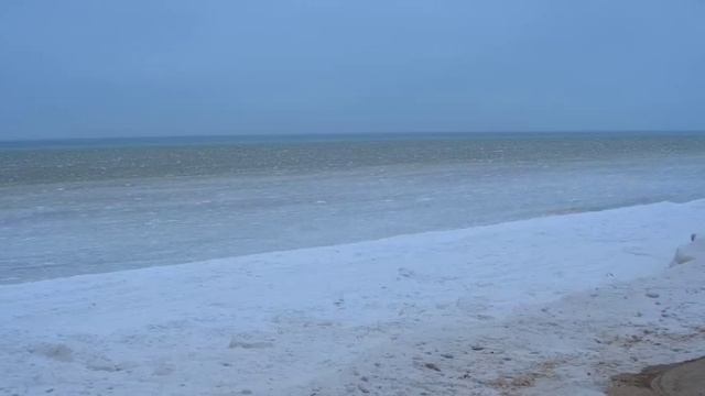 Зима пришла в конце Марта на побережье Азовского моря. 19 Марта лёд на пляже смотреть онлайн