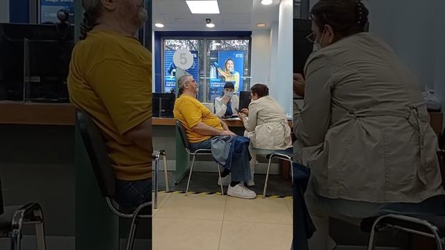 клиента Смоленского банка довели до сердечного приступа требованием надеть маску смотреть онлайн