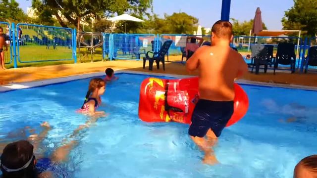 Дети купаются в бассейне/Лето /Весёлое Время смотреть онлайн