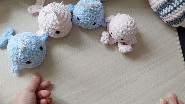 Много разной пряжи,  китята,  котики,  комбинезон и шапочки