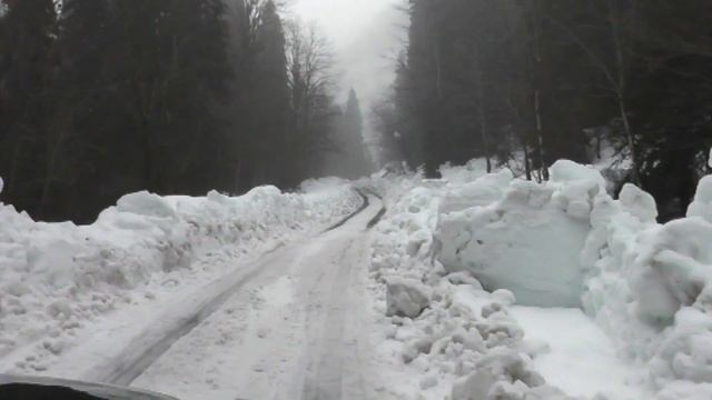 Озеро Рица зимой: дорога есть, но...Смотрите сами - какая! смотреть онлайн