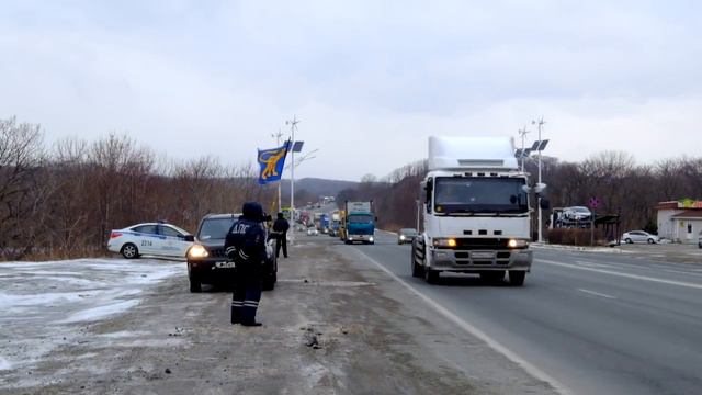 Колонну протестующих дальнобойщиков пытаются разбивать смотреть онлайн