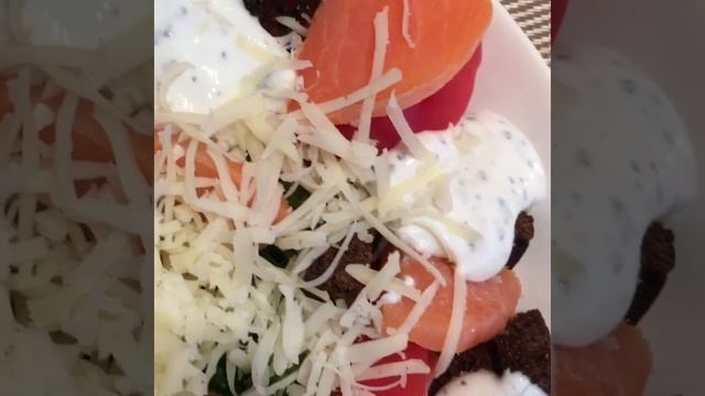 Салат Цезарь с семгой и соусом из йогурта смотреть онлайн