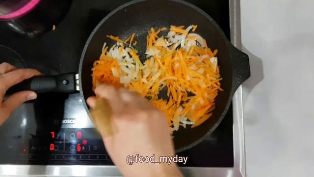 Жареные бычьи яйца с луком и морковью смотреть онлайн