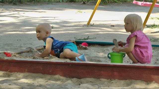 Максим играет в песочнице смотреть онлайн