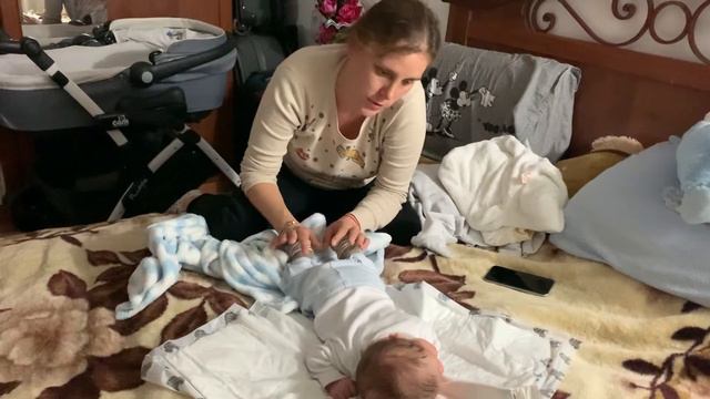 Болит животик у малыша/пытаемся ползти смотреть онлайн